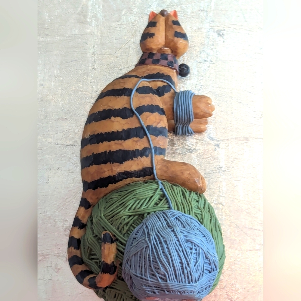 Williraye Studio Striped Cat Wall Yarn Ball 2008 Resin Fiber Art Cat Lovers